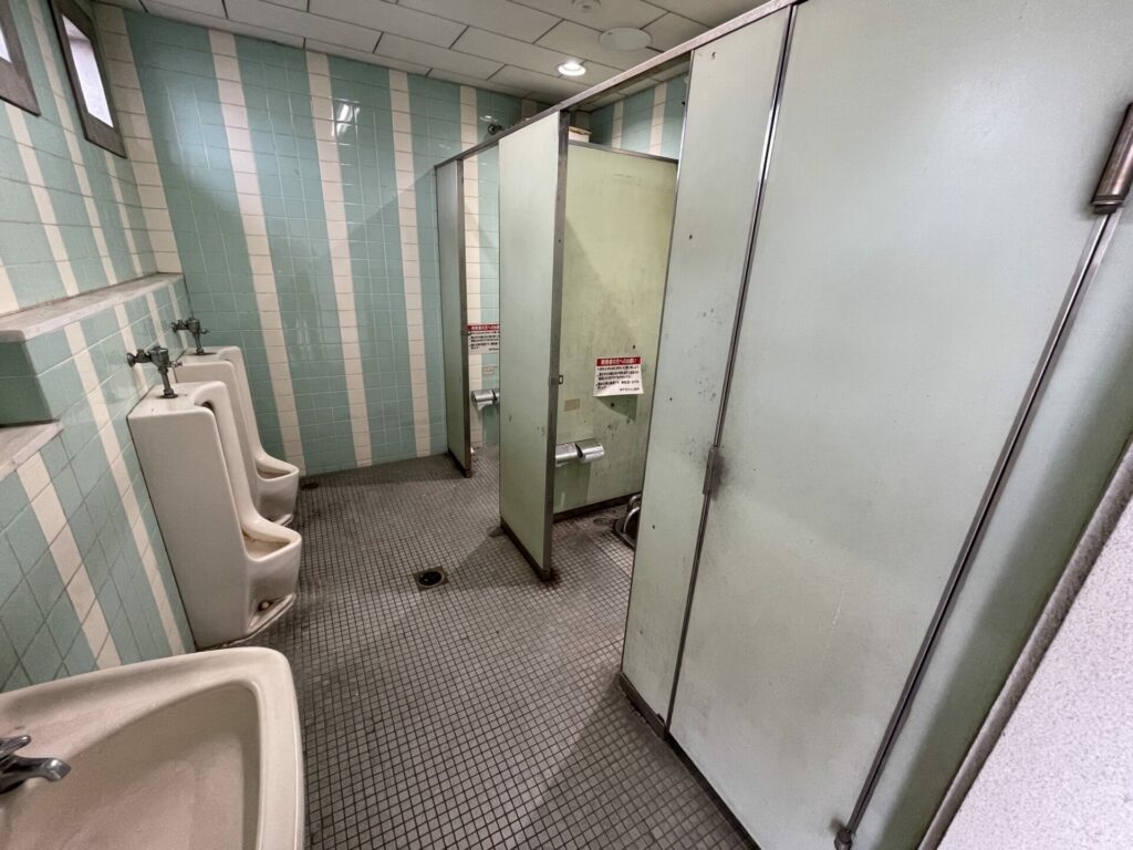 男子トイレブース