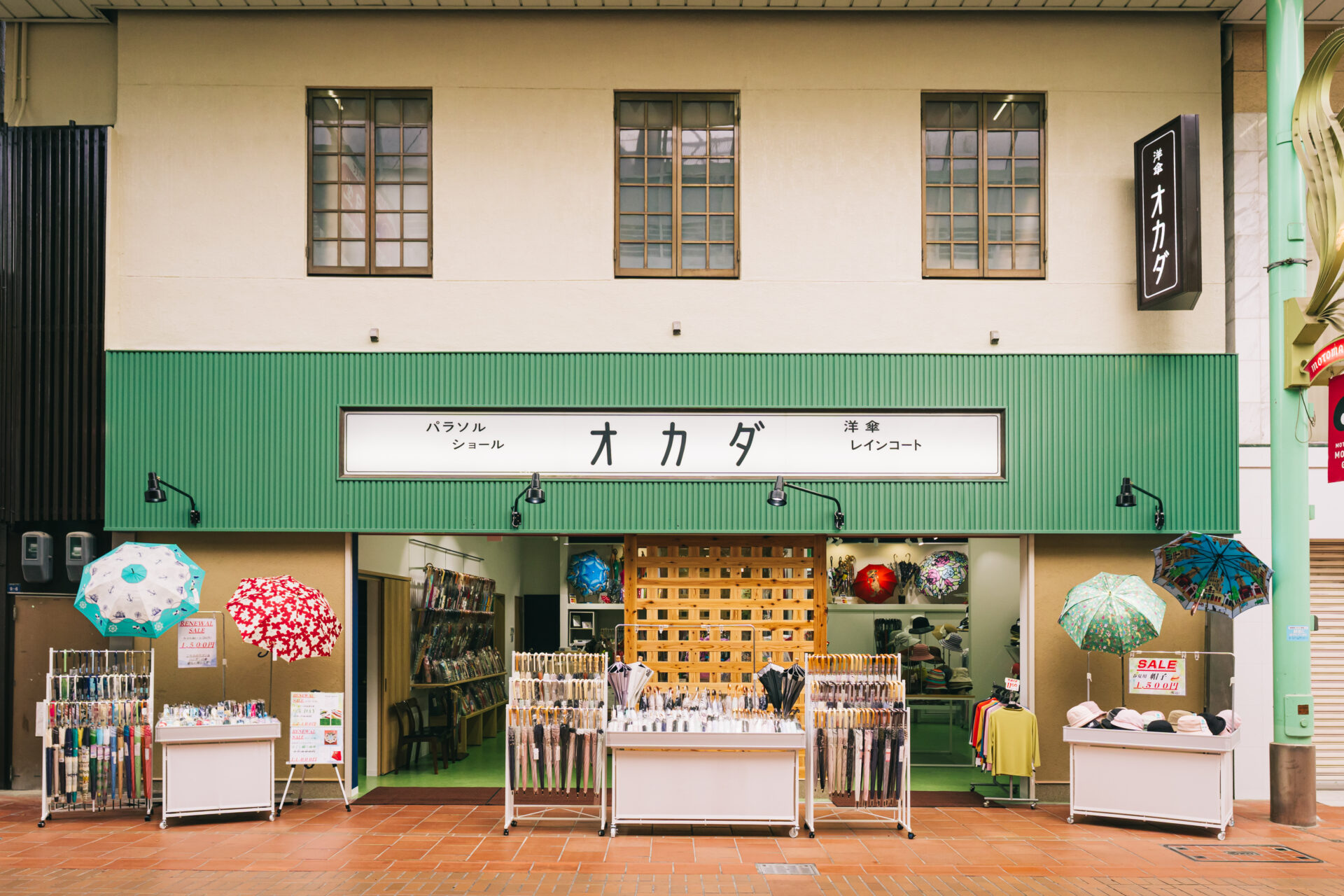 改修後のオカダ洋傘店 店舗外観（神戸市中央区）